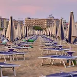 Your Garden Heaven In The Heart Of Lido Dei Pini Бібіоне