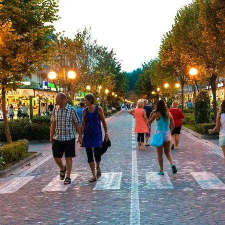 Your Garden Heaven In The Heart Of Lido Dei Pini דירה *